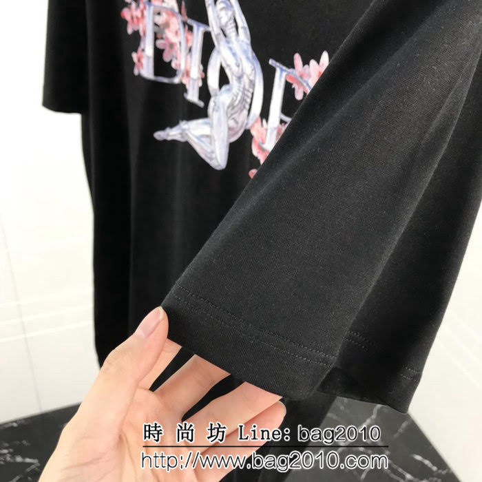 DIOR迪奧 x Kaws19早春聯名款 小金人梅花短袖T-shirt 絲光棉面料 數碼印花工藝 雜誌最新款 ydi2113